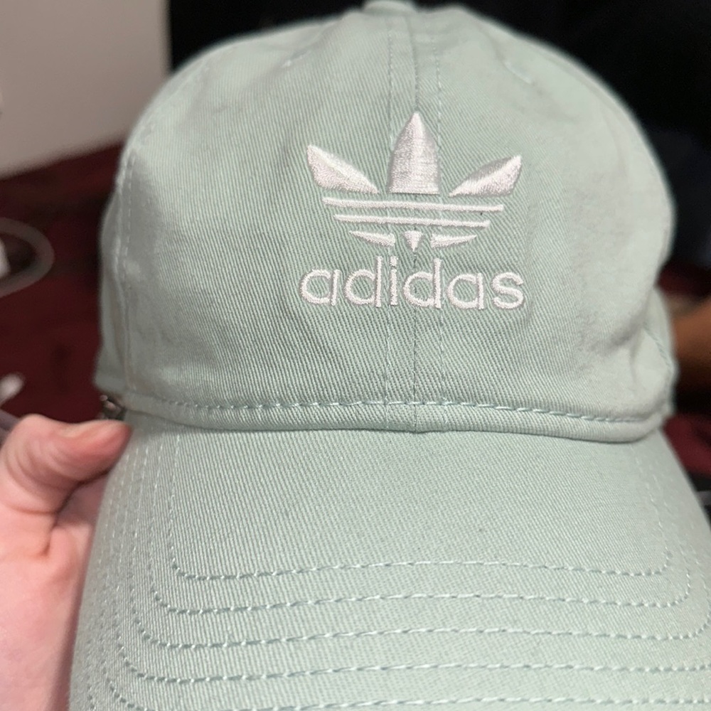 Never worn it, i’m more of a purple girl, ha. will negotiate, prices! <3